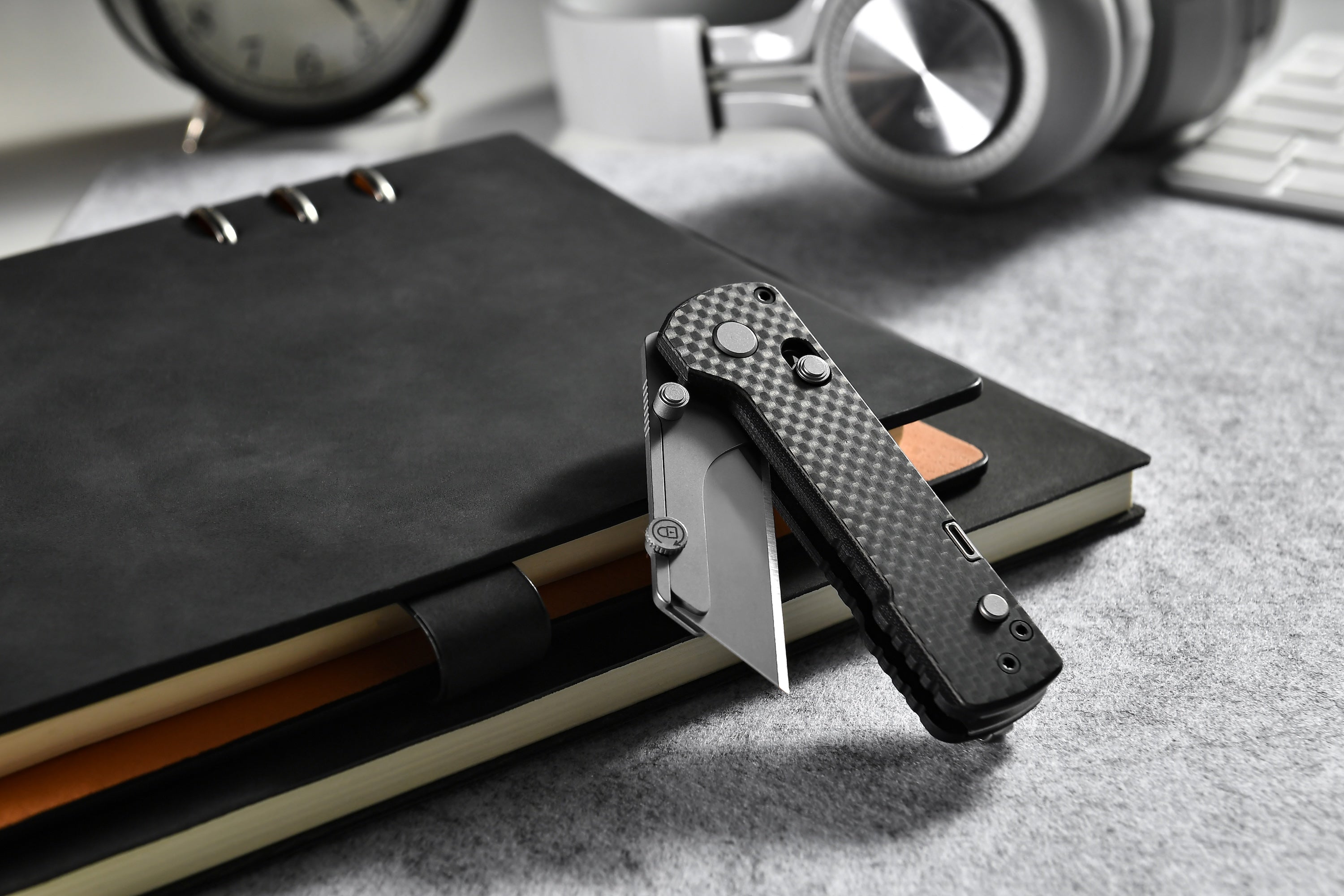 Olight U1 Pro Utility Knife with Folding Screwdriver - Carbon Black Fiber